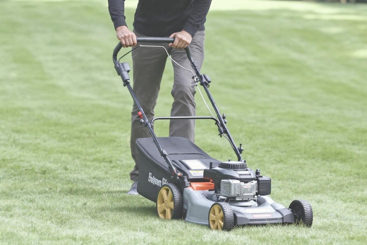 Qui fabrique les tondeuses Eden Parc et où sont-elles produites ?