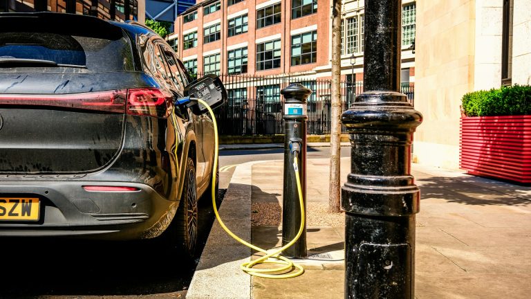 Coût de recharge voiture électrique : quel est le prix en 2026 ?
